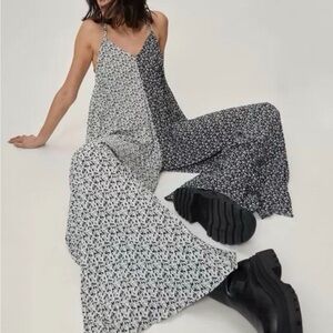 Super Wide Leg Two Tone Floral
Jumpsuit Nasty gal